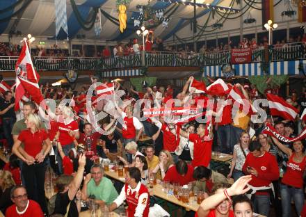 Fussball Europameisterschaft. EURO 2008. Fans aus Oesterreich. Stimmung im Paulaner Zelt. Klagenfurt, am 16.6.2008.
Foto: Kuess
---
pressefotos, pressefotografie, kuess, qs, qspictures, sport, bild, bilder, bilddatenbank