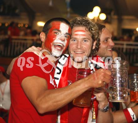 Fussball Europameisterschaft. EURO 2008. Fans aus Oesterreich. Klagenfurt, am 16.6.2008.
Foto: Kuess
---
pressefotos, pressefotografie, kuess, qs, qspictures, sport, bild, bilder, bilddatenbank