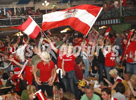 Fussball Europameisterschaft. EURO 2008. Fans aus Oesterreich. Stimmung im Paulaner Zelt. Klagenfurt, am 16.6.2008.
Foto: Kuess
---
pressefotos, pressefotografie, kuess, qs, qspictures, sport, bild, bilder, bilddatenbank