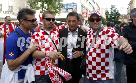 Fussball Europameisterschaft. EURO 2008. Fans aus Kroatien mit Landeshauptmann Joerg Haider. Klagenfurt, am 16.6.2008.
Foto: Kuess
---
pressefotos, pressefotografie, kuess, qs, qspictures, sport, bild, bilder, bilddatenbank