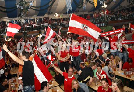 Fussball Europameisterschaft. EURO 2008. Fans aus Oesterreich. Stimmung im Paulaner Zelt. Klagenfurt, am 16.6.2008.
Foto: Kuess
---
pressefotos, pressefotografie, kuess, qs, qspictures, sport, bild, bilder, bilddatenbank