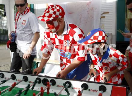 Fussball Europameisterschaft. EURO 2008. Fans aus Kroatien am Fussballtisch. Klagenfurt, am 16.6.2008.
Foto: Kuess
---
pressefotos, pressefotografie, kuess, qs, qspictures, sport, bild, bilder, bilddatenbank