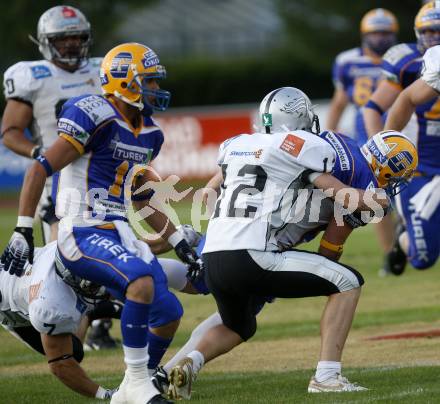 American Football. Austrian Bowl. Finale. Turek Graz Giants gegen Swarco Raiders Tirol. Ponce de Leon Armando, Mohamed Muheize (Giants), Martin Breitsching (Raiders).Wolfsberg, 27.6.2008.
Copyright: Kuess
Copyright Kuess

---
pressefotos, pressefotografie, kuess, qs, qspictures, sport, bild, bilder, bilddatenbank