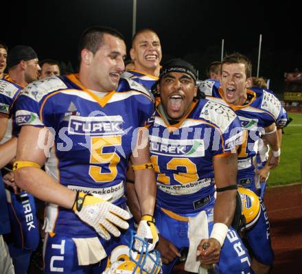 American Football. Austrian Bowl. Finale. Turek Graz Giants gegen Swarco Raiders Tirol. Jubel Mohamed Muheize, Chris Gunn (Giants).Wolfsberg, 27.6.2008.
Copyright: Kuess
Copyright Kuess

---
pressefotos, pressefotografie, kuess, qs, qspictures, sport, bild, bilder, bilddatenbank