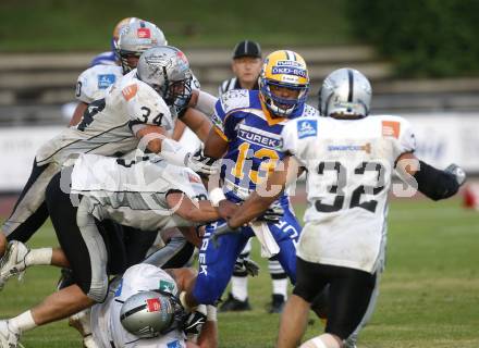 American Football. Austrian Bowl. Finale. Turek Graz Giants gegen Swarco Raiders Tirol. Alle gegen Chris Gunn (Giants).Wolfsberg, 27.6.2008.
Copyright: Kuess
Copyright Kuess

---
pressefotos, pressefotografie, kuess, qs, qspictures, sport, bild, bilder, bilddatenbank