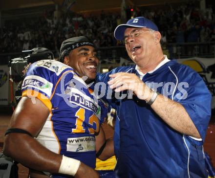 American Football. Austrian Bowl. Finale. Turek Graz Giants gegen Swarco Raiders Tirol. Jubel Chris Gunn, Headcoach Rock Rhoades (Giants).Wolfsberg, 27.6.2008.
Copyright: Kuess
Copyright Kuess

---
pressefotos, pressefotografie, kuess, qs, qspictures, sport, bild, bilder, bilddatenbank