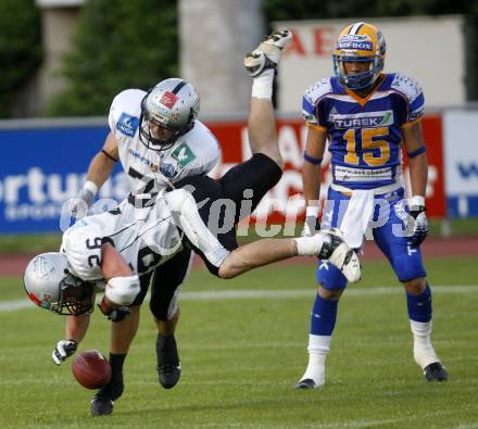 American Football. Austrian Bowl. Finale. Turek Graz Giants gegen Swarco Raiders Tirol. Ponze de Leon Armando (Giants),  Florian Grein, Galusha Will (Raiders).Wolfsberg, 27.6.2008.
Copyright: Kuess
Copyright Kuess

---
pressefotos, pressefotografie, kuess, qs, qspictures, sport, bild, bilder, bilddatenbank