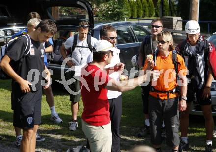 Fussball. SK Austria Kaernten. Teambuilding. Bergsteigen auf den Cellon. Vorbereitung zum Abmarsch. Koetschach/Mauthen, 28.6.2008.
Copyright: Kuess


---
pressefotos, pressefotografie, kuess, qs, qspictures, sport, bild, bilder, bilddatenbank