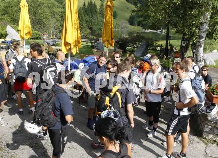 Fussball. SK Austria Kaernten. Teambuilding. Bergsteigen auf den Cellon. Vorbereitung zum Abmarsch. Koetschach/Mauthen, 28.6.2008.
Copyright: Kuess


---
pressefotos, pressefotografie, kuess, qs, qspictures, sport, bild, bilder, bilddatenbank