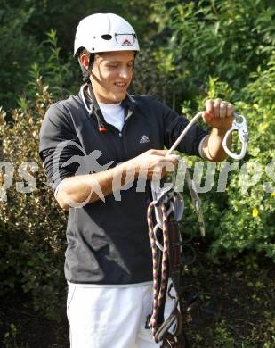 Fussball. SK Austria Kaernten. Teambuilding. Bergsteigen auf den Cellon. Materialausgabe. Zlatko Junuzovic. Koetschach/Mauthen, 28.6.2008.
Copyright: Kuess


---
pressefotos, pressefotografie, kuess, qs, qspictures, sport, bild, bilder, bilddatenbank