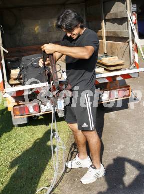 Fussball. SK Austria Kaernten. Teambuilding. Bergsteigen auf den Cellon. Materialausgabe. Carlos Chaile. Koetschach/Mauthen, 28.6.2008.
Copyright: Kuess


---
pressefotos, pressefotografie, kuess, qs, qspictures, sport, bild, bilder, bilddatenbank