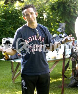 Fussball. SK Austria Kaernten. Teambuilding. Bergsteigen auf den Cellon. Materialausgabe. Matthias Dollinger. Koetschach/Mauthen, 28.6.2008.
Copyright: Kuess


---
pressefotos, pressefotografie, kuess, qs, qspictures, sport, bild, bilder, bilddatenbank