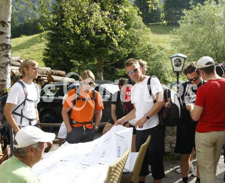 Fussball. SK Austria Kaernten. Teambuilding. Bergsteigen auf den Cellon. Vorbereitung zum Abmarsch. Koetschach/Mauthen, 28.6.2008.
Copyright: Kuess


---
pressefotos, pressefotografie, kuess, qs, qspictures, sport, bild, bilder, bilddatenbank