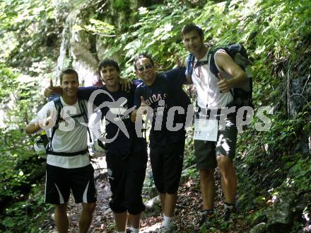 Fussball. SK Austria Kaernten. Teambuilding. Bergsteigen auf den Cellon. Thomas Pirker, Sergej Jakirovic, Matthias Dollinger, Heinz Weber.  Koetschach/Mauthen, 28.6.2008.
Copyright: Kuess


---
pressefotos, pressefotografie, kuess, qs, qspictures, sport, bild, bilder, bilddatenbank