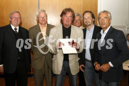 Schi. Landesschiverband Kaernten. Neuwahl Vorstandsmitglieder. Ehrennadel des OESV fuer Hannes Schoby. Stockbauer, Willibald Liberda, Hannes Schoby, Wolfgang Schantl, Klaus Pekarek. Hermagor, am 28.6.2008.
Foto: Kuess
---
pressefotos, pressefotografie, kuess, qs, qspictures, sport, bild, bilder, bilddatenbank