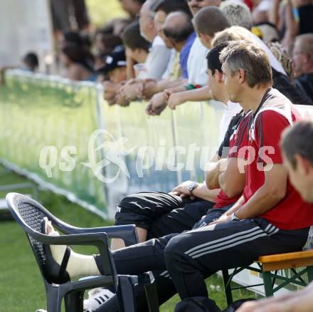 Fussball. Testspiel. WAC/St. Andrae gegen SK Rapid Wien. Peter Pacult mit Gipsfuss. St. Andrae, 29.6.2008.
Copyright: Kuess


---
pressefotos, pressefotografie, kuess, qs, qspictures, sport, bild, bilder, bilddatenbank