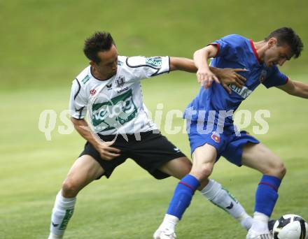 Fussball Testspiel. SK Austria Kaernten gegen Steaua Bukarest. Matthias Dollinger (Kaernten), Romeo Surdu (Bukarest). Feldkirchen, am 2.7.2008.
Copyright: Kuess


---
pressefotos, pressefotografie, kuess, qs, qspictures, sport, bild, bilder, bilddatenbank