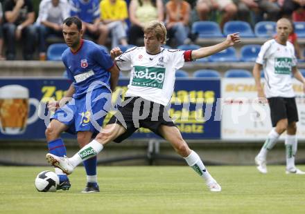 Fussball Testspiel. SK Austria Kaernten gegen Steaua Bukarest. Manuel Weber (Kaernten), Mihai Plesan (Bukarest). Feldkirchen, am 2.7.2008.
Copyright: Kuess


---
pressefotos, pressefotografie, kuess, qs, qspictures, sport, bild, bilder, bilddatenbank