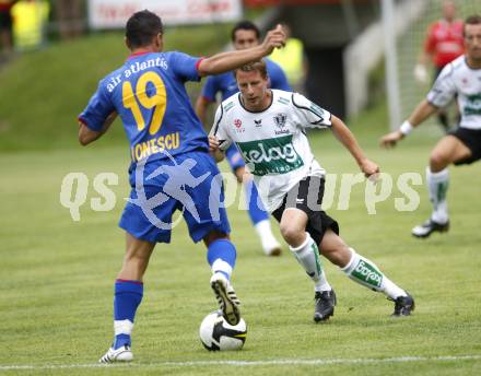 Fussball Testspiel. SK Austria Kaernten gegen Steaua Bukarest. Thomas Riedl (Kaernten), Claudiu Ionescu (Bukarest). Feldkirchen, am 2.7.2008.
Copyright: Kuess


---
pressefotos, pressefotografie, kuess, qs, qspictures, sport, bild, bilder, bilddatenbank