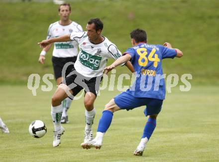 Fussball Testspiel. SK Austria Kaernten gegen Steaua Bukarest. Christian Prawda (Kaernten), Romeo Surdu (Bukarest). Feldkirchen, am 2.7.2008.
Copyright: Kuess


---
pressefotos, pressefotografie, kuess, qs, qspictures, sport, bild, bilder, bilddatenbank