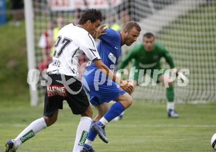 Fussball Testspiel. SK Austria Kaernten gegen Steaua Bukarest. Atdhe Nuhiu (Kaernten), Eugen Baciu (Bukarest). Feldkirchen, am 2.7.2008.
Copyright: Kuess


---
pressefotos, pressefotografie, kuess, qs, qspictures, sport, bild, bilder, bilddatenbank