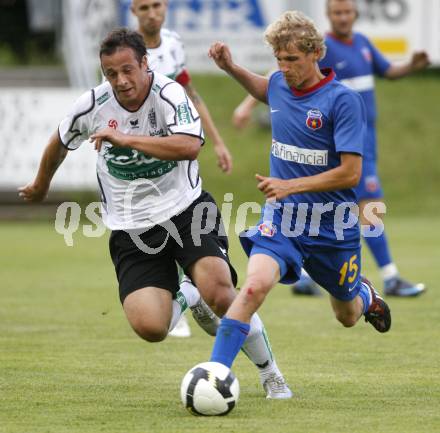 Fussball Testspiel. SK Austria Kaernten gegen Steaua Bukarest. Rade Veljovic (Kaernten), Mihaita Nesu (Bukarest). Feldkirchen, am 2.7.2008.
Copyright: Kuess


---
pressefotos, pressefotografie, kuess, qs, qspictures, sport, bild, bilder, bilddatenbank