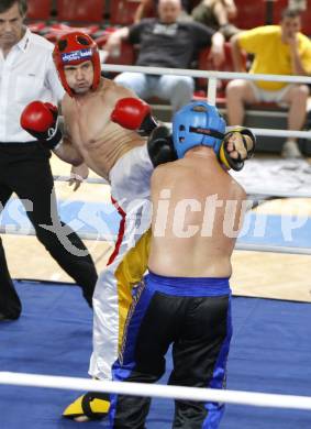 Kickboxen. Vollkontakt. Oesterreichische Meisterschaft. Bernhard Sussitz (TKF Klagenfurt) rot, Thomas Lechner (PSV Fitness Salzburg) blau. Klagenfurt, am 5.7.2008.
Foto: Kuess


---
pressefotos, pressefotografie, kuess, qs, qspictures, sport, bild, bilder, bilddatenbank