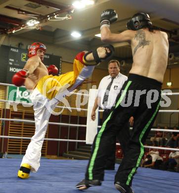 Kickboxen. Vollkontakt. Oesterreichische Meisterschaft. Bernhard Sussitz (rot), Christoph Steinlechner. Klagenfurt, am 5.7.2008.
Foto: Kuess


---
pressefotos, pressefotografie, kuess, qs, qspictures, sport, bild, bilder, bilddatenbank