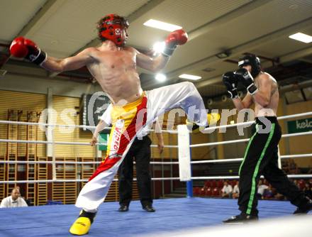 Kickboxen. Vollkontakt. Oesterreichische Meisterschaft. Bernhard Sussitz (rot), Christoph Steinlechner. Klagenfurt, am 5.7.2008.
Foto: Kuess


---
pressefotos, pressefotografie, kuess, qs, qspictures, sport, bild, bilder, bilddatenbank