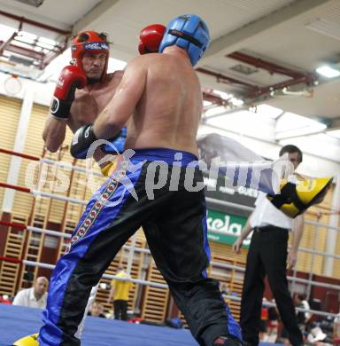 Kickboxen. Vollkontakt. Oesterreichische Meisterschaft. Bernhard Sussitz (TKF Klagenfurt) rot, Thomas Lechner (PSV Fitness Salzburg) blau. Klagenfurt, am 5.7.2008.
Foto: Kuess


---
pressefotos, pressefotografie, kuess, qs, qspictures, sport, bild, bilder, bilddatenbank