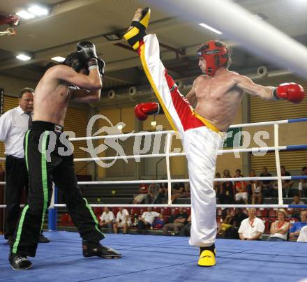 Kickboxen. Vollkontakt. Oesterreichische Meisterschaft. Bernhard Sussitz (rot), Christoph Steinlechner. Klagenfurt, am 5.7.2008.
Foto: Kuess


---
pressefotos, pressefotografie, kuess, qs, qspictures, sport, bild, bilder, bilddatenbank