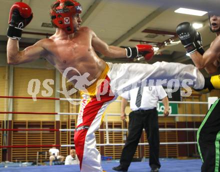 Kickboxen. Vollkontakt. Oesterreichische Meisterschaft. Bernhard Sussitz (rot), Christoph Steinlechner. Klagenfurt, am 5.7.2008.
Foto: Kuess


---
pressefotos, pressefotografie, kuess, qs, qspictures, sport, bild, bilder, bilddatenbank