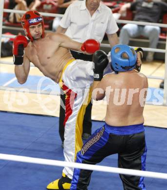 Kickboxen. Vollkontakt. Oesterreichische Meisterschaft. Bernhard Sussitz (TKF Klagenfurt) rot, Thomas Lechner (PSV Fitness Salzburg) blau. Klagenfurt, am 5.7.2008.
Foto: Kuess


---
pressefotos, pressefotografie, kuess, qs, qspictures, sport, bild, bilder, bilddatenbank