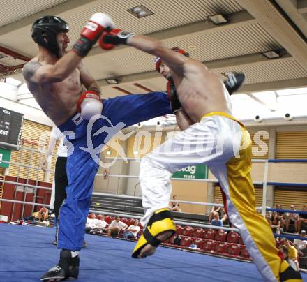 Kickboxen. Vollkontakt. Oesterreichische Meisterschaft. Bernhard Sussitz (TKF Klagenfurt) rot, Josef Hajdinjak (Graz) blau. Klagenfurt, am 5.7.2008.
Foto: Kuess


---
pressefotos, pressefotografie, kuess, qs, qspictures, sport, bild, bilder, bilddatenbank