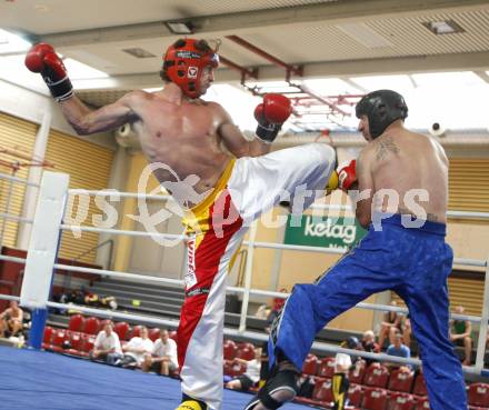 Kickboxen. Vollkontakt. Oesterreichische Meisterschaft. Bernhard Sussitz (TKF Klagenfurt) rot, Josef Hajdinjak (Graz) blau. Klagenfurt, am 5.7.2008.
Foto: Kuess


---
pressefotos, pressefotografie, kuess, qs, qspictures, sport, bild, bilder, bilddatenbank