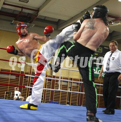 Kickboxen. Vollkontakt. Oesterreichische Meisterschaft. Bernhard Sussitz (rot), Christoph Steinlechner. Klagenfurt, am 5.7.2008.
Foto: Kuess


---
pressefotos, pressefotografie, kuess, qs, qspictures, sport, bild, bilder, bilddatenbank