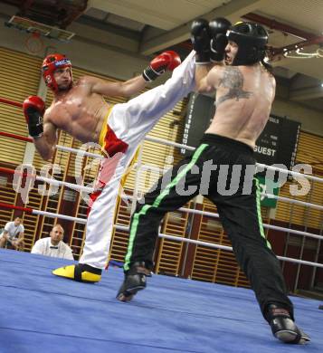 Kickboxen. Vollkontakt. Oesterreichische Meisterschaft. Bernhard Sussitz (rot), Christoph Steinlechner. Klagenfurt, am 5.7.2008.
Foto: Kuess


---
pressefotos, pressefotografie, kuess, qs, qspictures, sport, bild, bilder, bilddatenbank