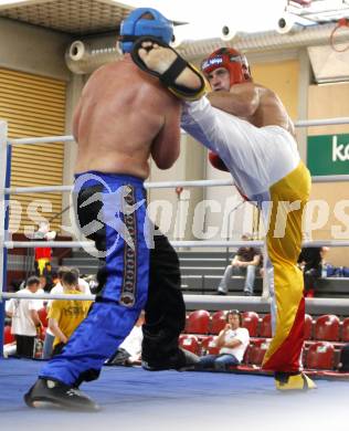 Kickboxen. Vollkontakt. Oesterreichische Meisterschaft. Bernhard Sussitz (TKF Klagenfurt) rot, Thomas Lechner (PSV Fitness Salzburg) blau. Klagenfurt, am 5.7.2008.
Foto: Kuess


---
pressefotos, pressefotografie, kuess, qs, qspictures, sport, bild, bilder, bilddatenbank