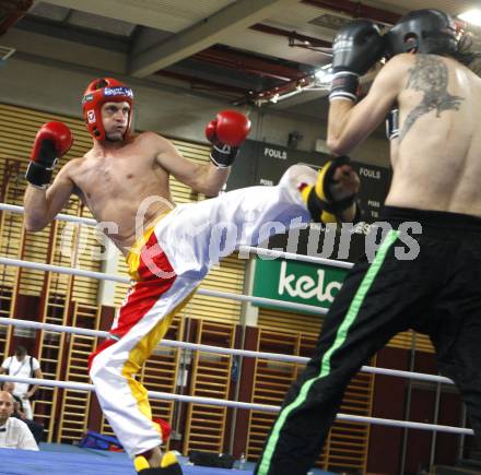 Kickboxen. Vollkontakt. Oesterreichische Meisterschaft. Bernhard Sussitz (rot), Christoph Steinlechner. Klagenfurt, am 5.7.2008.
Foto: Kuess


---
pressefotos, pressefotografie, kuess, qs, qspictures, sport, bild, bilder, bilddatenbank