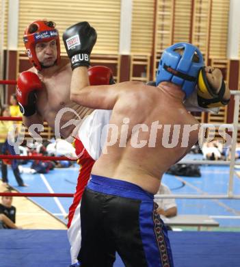 Kickboxen. Vollkontakt. Oesterreichische Meisterschaft. Bernhard Sussitz (TKF Klagenfurt) rot, Thomas Lechner (PSV Fitness Salzburg) blau. Klagenfurt, am 5.7.2008.
Foto: Kuess


---
pressefotos, pressefotografie, kuess, qs, qspictures, sport, bild, bilder, bilddatenbank