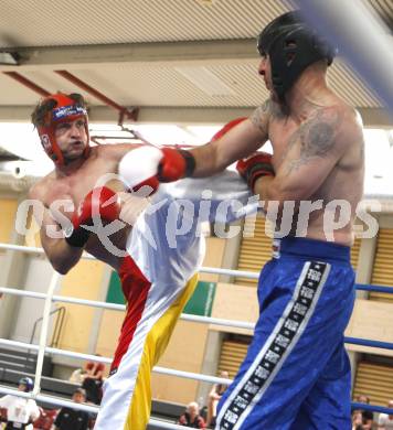 Kickboxen. Vollkontakt. Oesterreichische Meisterschaft. Bernhard Sussitz (TKF Klagenfurt) rot, Josef Hajdinjak (Graz) blau. Klagenfurt, am 5.7.2008.
Foto: Kuess


---
pressefotos, pressefotografie, kuess, qs, qspictures, sport, bild, bilder, bilddatenbank