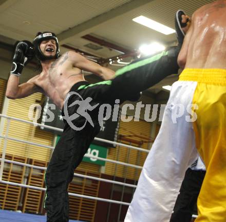 Kickboxen. Vollkontakt. Oesterreichische Meisterschaft. Christoph Steinlechner. Klagenfurt, am 5.7.2008.
Foto: Kuess


---
pressefotos, pressefotografie, kuess, qs, qspictures, sport, bild, bilder, bilddatenbank