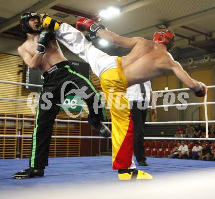 Kickboxen. Vollkontakt. Oesterreichische Meisterschaft. Bernhard Sussitz (rot), Christoph Steinlechner. Klagenfurt, am 5.7.2008.
Foto: Kuess


---
pressefotos, pressefotografie, kuess, qs, qspictures, sport, bild, bilder, bilddatenbank