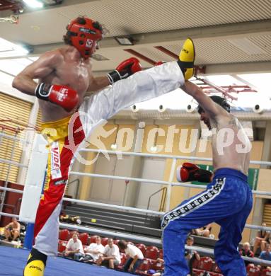 Kickboxen. Vollkontakt. Oesterreichische Meisterschaft. Bernhard Sussitz (TKF Klagenfurt) rot, Josef Hajdinjak (Graz) blau. Klagenfurt, am 5.7.2008.
Foto: Kuess


---
pressefotos, pressefotografie, kuess, qs, qspictures, sport, bild, bilder, bilddatenbank