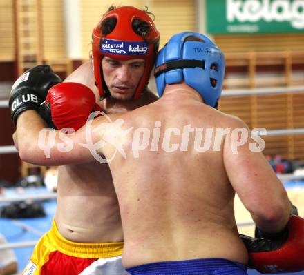 Kickboxen. Vollkontakt. Oesterreichische Meisterschaft. Bernhard Sussitz (TKF Klagenfurt) rot, Thomas Lechner (PSV Fitness Salzburg) blau. Klagenfurt, am 5.7.2008.
Foto: Kuess


---
pressefotos, pressefotografie, kuess, qs, qspictures, sport, bild, bilder, bilddatenbank