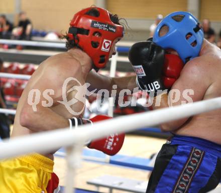 Kickboxen. Vollkontakt. Oesterreichische Meisterschaft. Bernhard Sussitz (TKF Klagenfurt) rot, Thomas Lechner (PSV Fitness Salzburg) blau. Klagenfurt, am 5.7.2008.
Foto: Kuess


---
pressefotos, pressefotografie, kuess, qs, qspictures, sport, bild, bilder, bilddatenbank