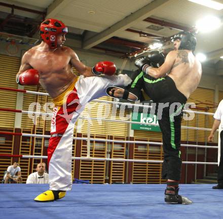 Kickboxen. Vollkontakt. Oesterreichische Meisterschaft. Bernhard Sussitz (rot), Christoph Steinlechner. Klagenfurt, am 5.7.2008.
Foto: Kuess


---
pressefotos, pressefotografie, kuess, qs, qspictures, sport, bild, bilder, bilddatenbank