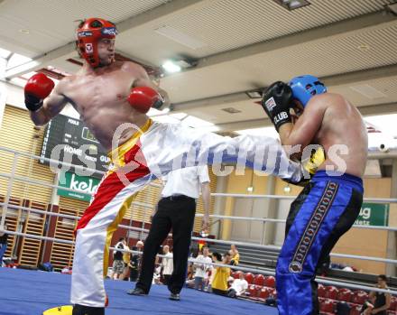 Kickboxen. Vollkontakt. Oesterreichische Meisterschaft. Bernhard Sussitz (TKF Klagenfurt) rot, Thomas Lechner (PSV Fitness Salzburg) blau. Klagenfurt, am 5.7.2008.
Foto: Kuess


---
pressefotos, pressefotografie, kuess, qs, qspictures, sport, bild, bilder, bilddatenbank