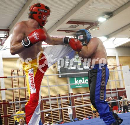 Kickboxen. Vollkontakt. Oesterreichische Meisterschaft. Bernhard Sussitz (TKF Klagenfurt) rot, Thomas Lechner (PSV Fitness Salzburg) blau. Klagenfurt, am 5.7.2008.
Foto: Kuess


---
pressefotos, pressefotografie, kuess, qs, qspictures, sport, bild, bilder, bilddatenbank