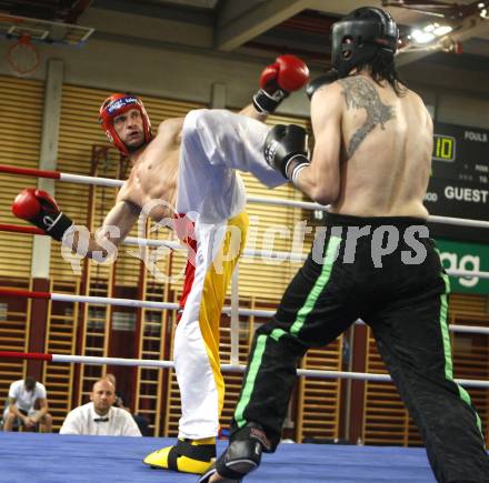 Kickboxen. Vollkontakt. Oesterreichische Meisterschaft. Bernhard Sussitz (rot), Christoph Steinlechner. Klagenfurt, am 5.7.2008.
Foto: Kuess


---
pressefotos, pressefotografie, kuess, qs, qspictures, sport, bild, bilder, bilddatenbank